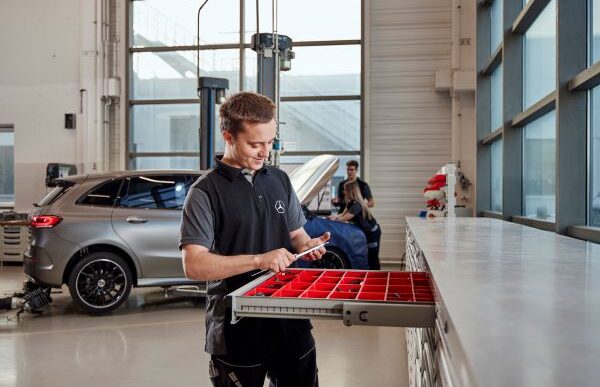 Τεχνικός Mercedes-Benz σε εξουσιοδοτημένο συνεργείο ελέγχει εξαρτήματα οχήματος κατά τη διάρκεια service στη Northern Star Θεσσαλονίκης