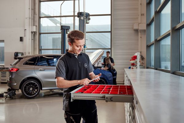 Τεχνικός Mercedes-Benz σε εξουσιοδοτημένο συνεργείο ελέγχει εξαρτήματα οχήματος κατά τη διάρκεια service στη Northern Star Θεσσαλονίκης