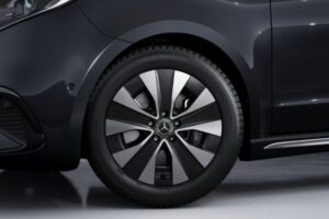 Ελαστικό και ζάντα Mercedes-Benz με έμφαση στο σύστημα πέδησης, ιδανικό για έλεγχο και συντήρηση πριν από ταξίδι