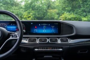 Σύστημα πολυμέσων MBUX σε εσωτερικό Mercedes-Benz με πλοήγηση και λειτουργίες infotainment σε ανοιξιάτικη διαδρομή