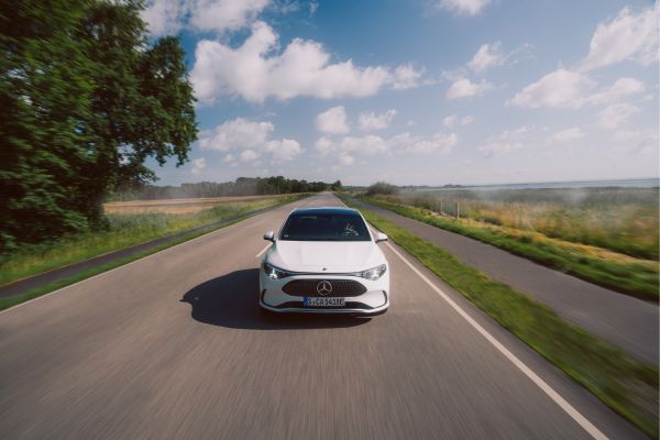 Mercedes-Benz σε ανοιξιάτικο επαρχιακό δρόμο στη Βόρεια Ελλάδα κατά τη διάρκεια πασχαλινού ταξιδιού