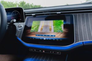 Σύστημα υποβοήθησης οδήγησης Mercedes-Benz με κάμερα οπισθοπορείας και προβολή διαδρομής σε οθόνη MBUX