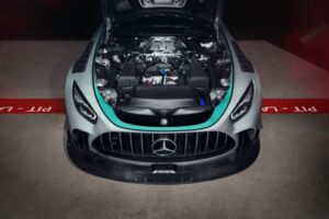 Κινητήρας Mercedes-Benz υψηλών επιδόσεων με ανοιχτό καπό για έλεγχο υγρών και συντήρηση πριν από μεγάλα ταξίδια