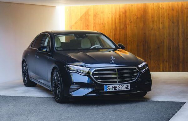 Plug-in hybrid Mercedes-Benz E-Class σε premium αρχιτεκτονικό περιβάλλον με έμφαση στην πολυτέλεια και την ηλεκτρική μετακίνηση
