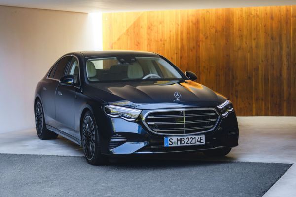 Plug-in hybrid Mercedes-Benz E-Class σε premium αρχιτεκτονικό περιβάλλον με έμφαση στην πολυτέλεια και την ηλεκτρική μετακίνηση