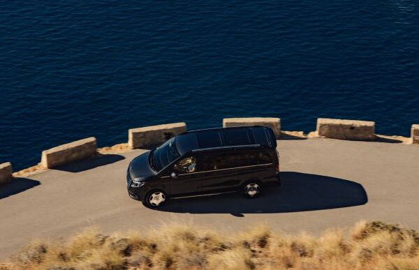 Mercedes-Benz Van σε παραθαλάσσια διαδρομή στη Χαλκιδική για premium μεταφορά επισκεπτών και VIP μετακινήσεις