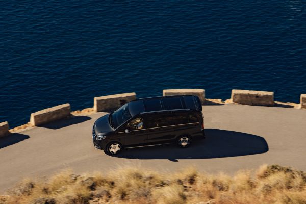 Mercedes-Benz Van σε παραθαλάσσια διαδρομή στη Χαλκιδική για premium μεταφορά επισκεπτών και VIP μετακινήσεις