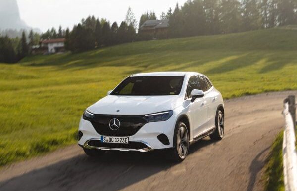 Mercedes-Benz SUV σε επαρχιακή διαδρομή με πράσινο τοπίο, δείχνοντας την premium αίσθηση και την ευελιξία των SUV έναντι των sedan
