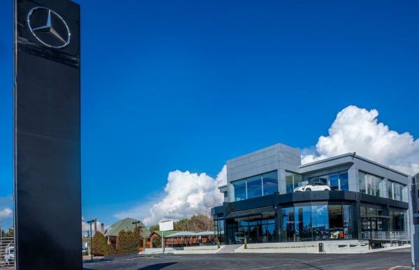 Εξωτερικός χώρος της Mercedes‑Benz Northern Star αντιπροσωπείας, με εμφανή branding και καθαρό περιβάλλον υποδοχής πελατών